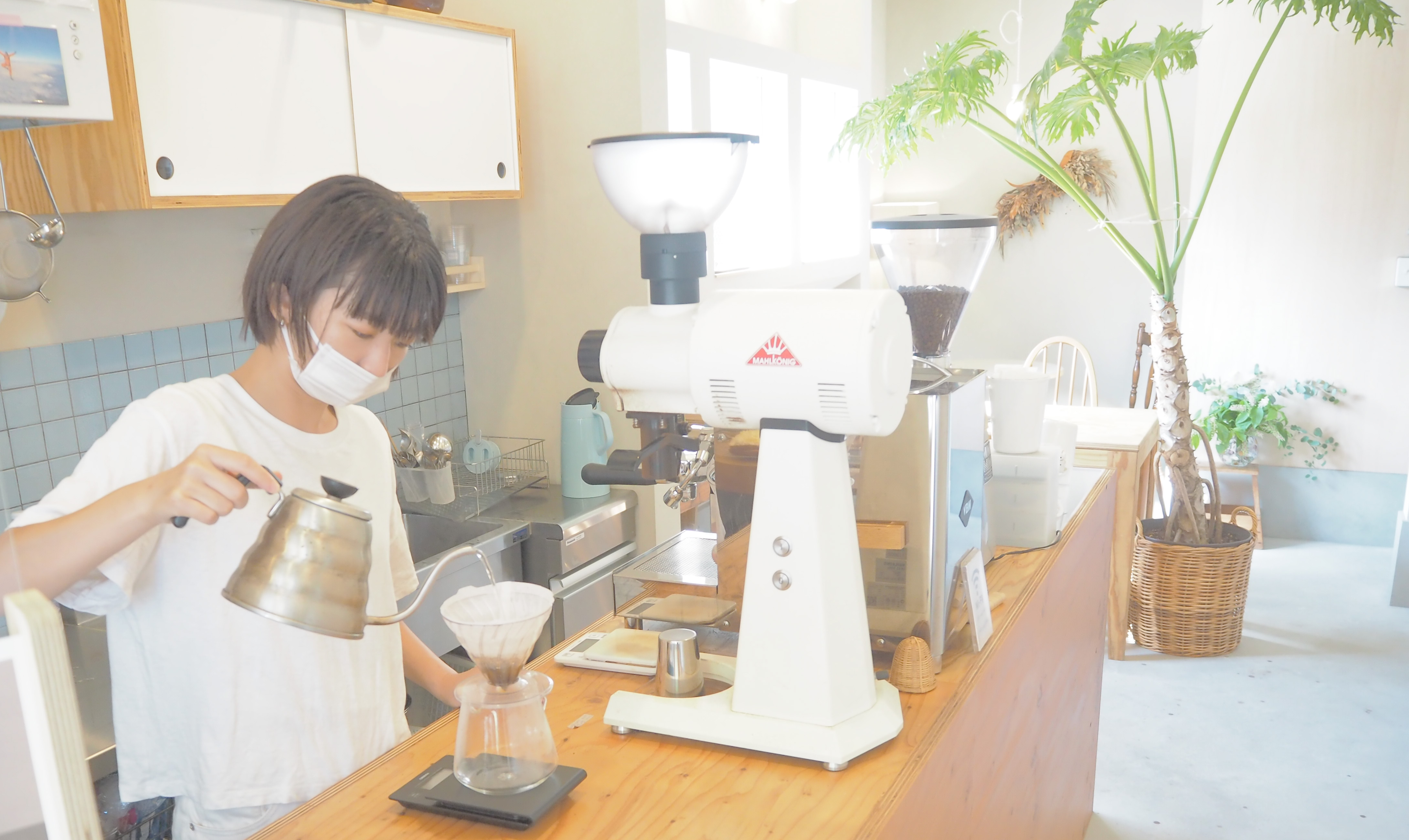 コーヒーを淹れる店主